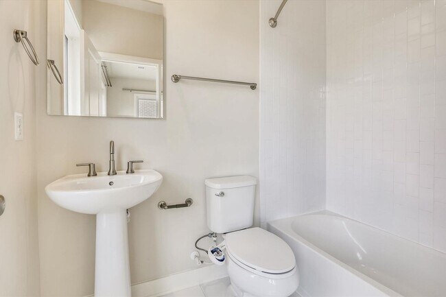 Building Photo - Luxury END-UNIT garage townhouse - 4BD/4.5BA!