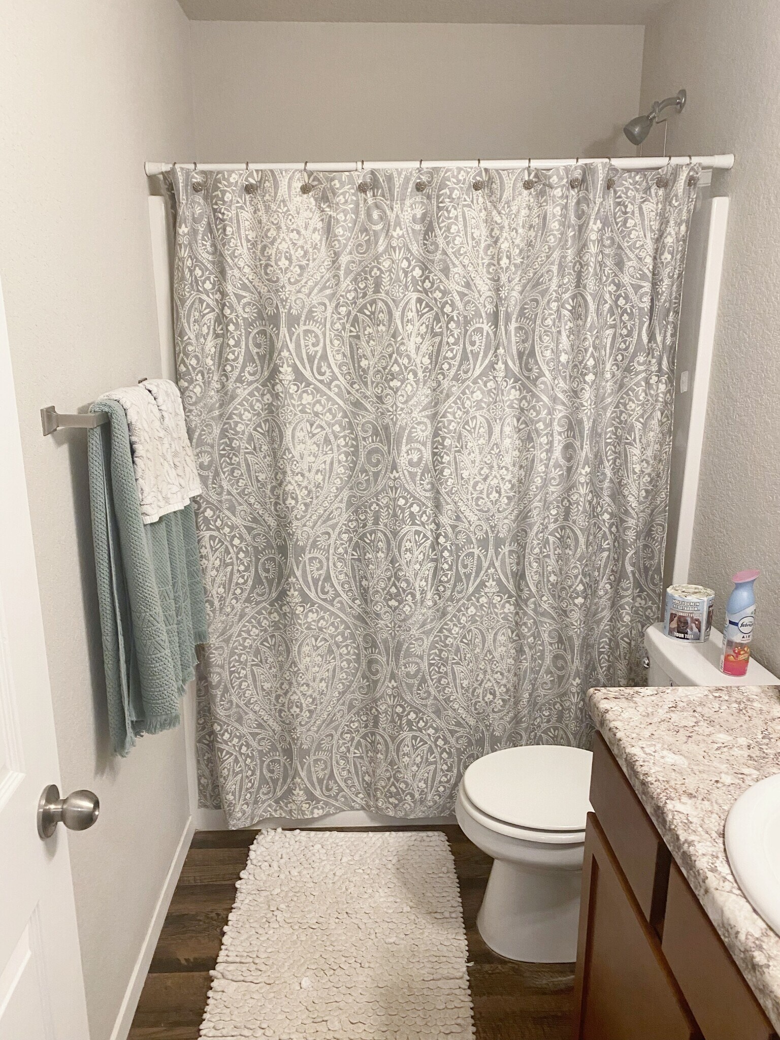 Hall bath has shower/tub - 1292 S Kingfisher Ln