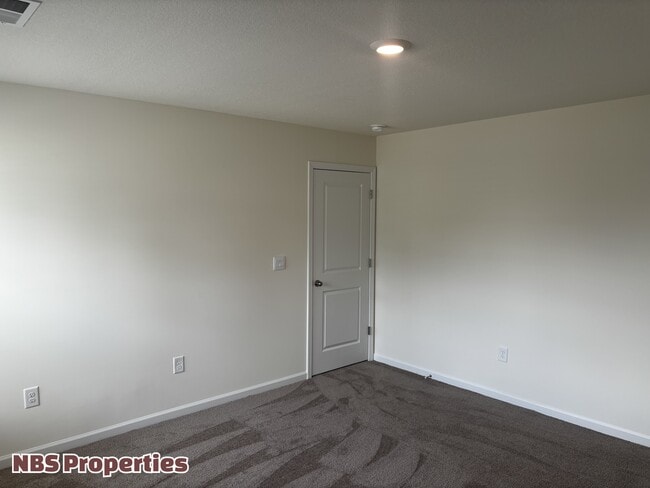 Building Photo - 935 Utopia Ln