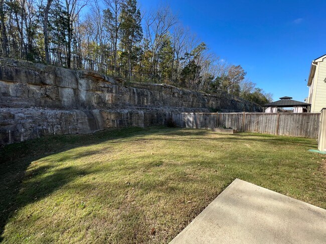 Building Photo - 4 Bedroom 3 Bath - Gorgeous Backyard in Le...