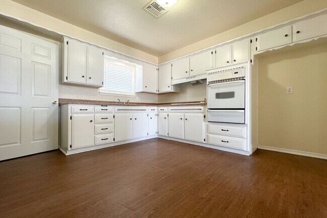 Building Photo - 3137 SW 65th Pl