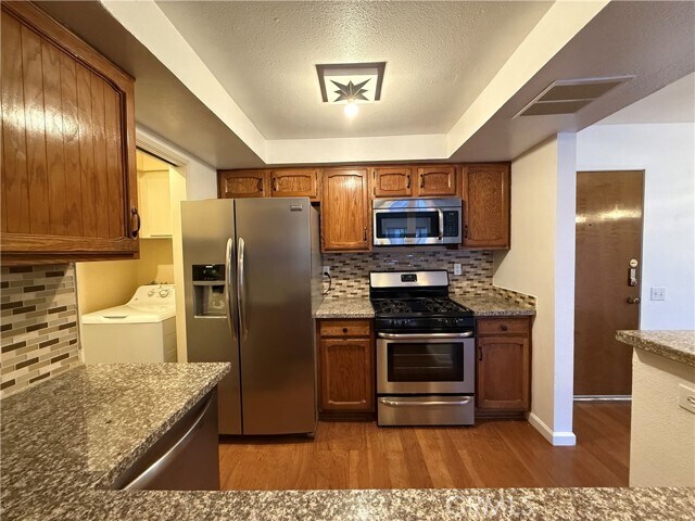 Building Photo - 242 E Fern Ave