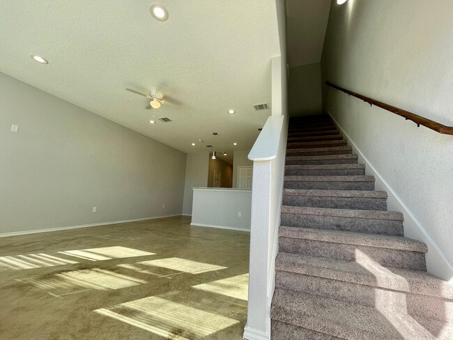 Building Photo - 6934 Crestway Dr