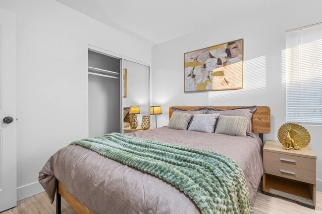 Building Photo - 606 S Sunshine Ave