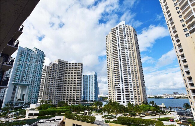 Building Photo - 540 Brickell Key Dr