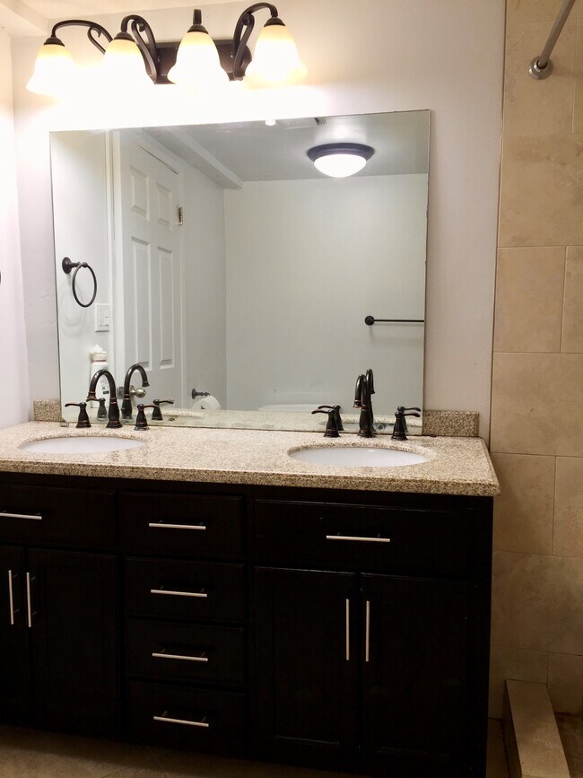 Upstairs Bath - 1440 Veteran Ave
