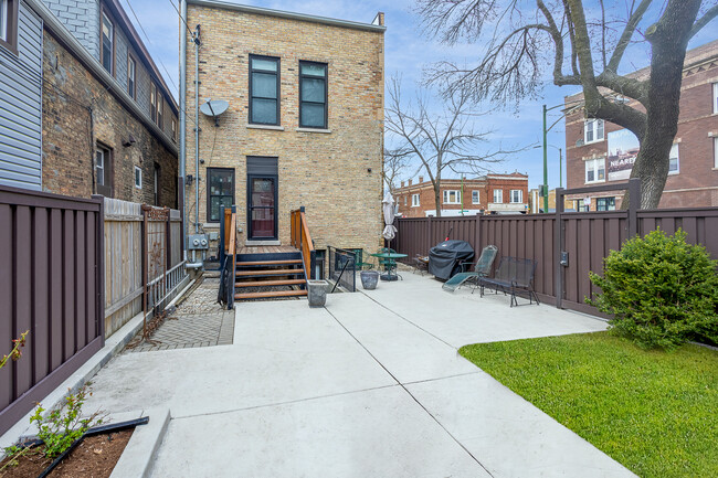 Building Photo - 3033 W Diversey Ave