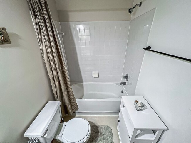 Building Photo - Lovely Tri-Level 3 Bedroom 2 Bathroom And ...