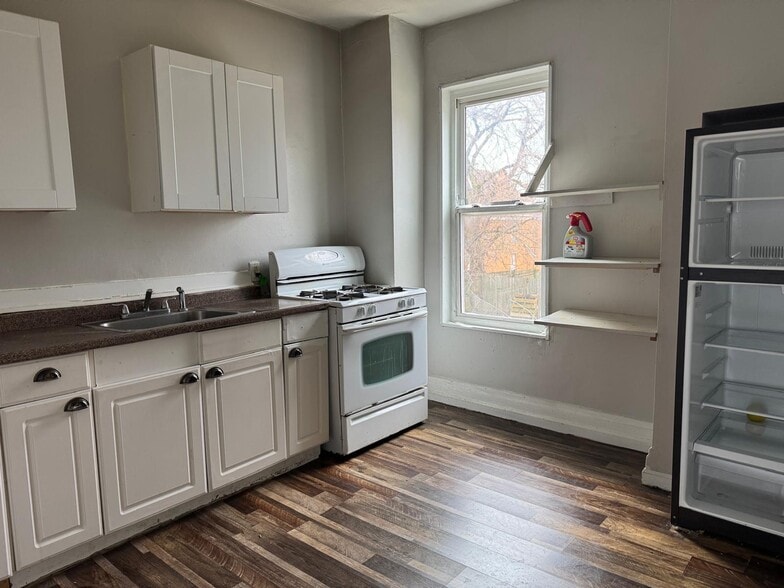 Viw kitchen - 1514 Fallowfield Ave