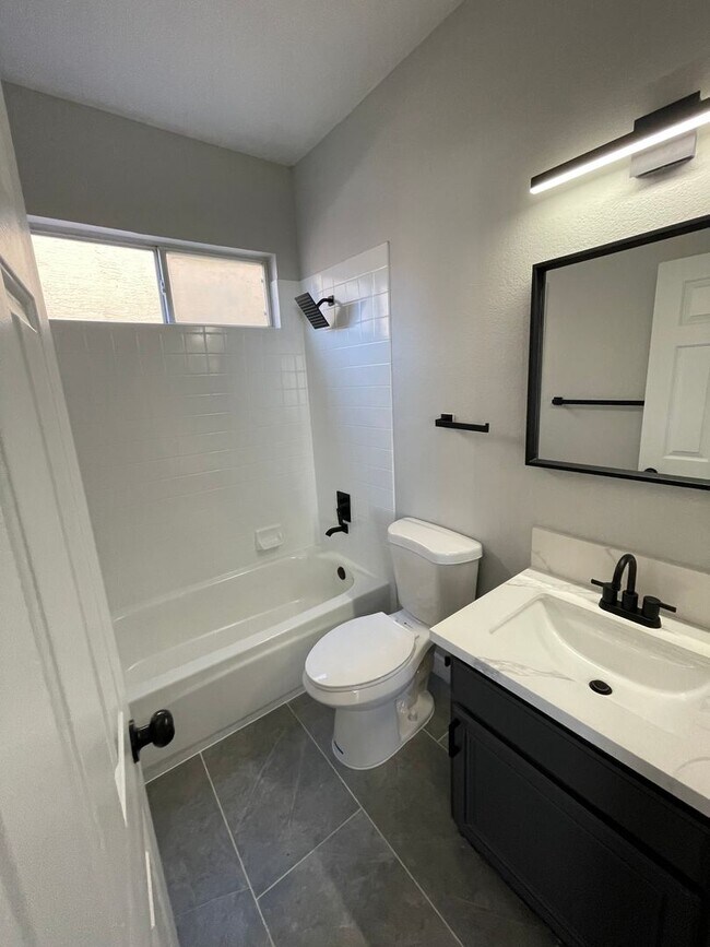 Building Photo - Beautiful 4 bedroom home located in the Shores