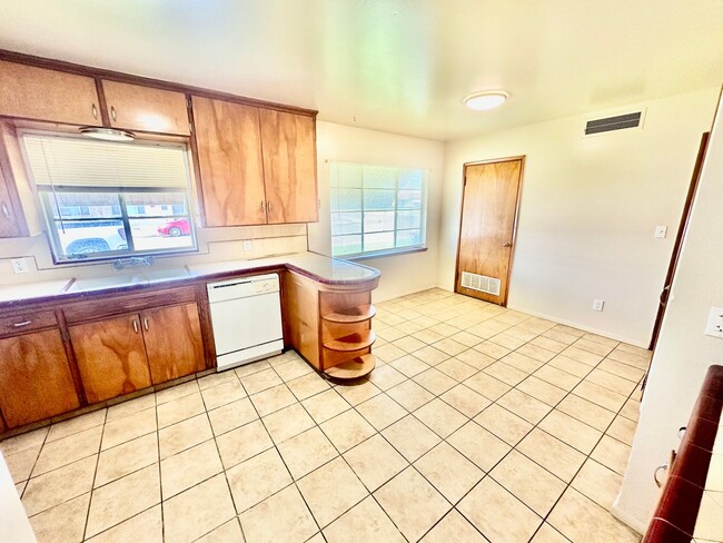 Building Photo - 3204-3208 E Normal Ave