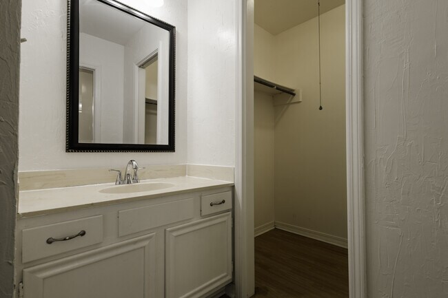 Building Photo - 10014 Stratmore Cir