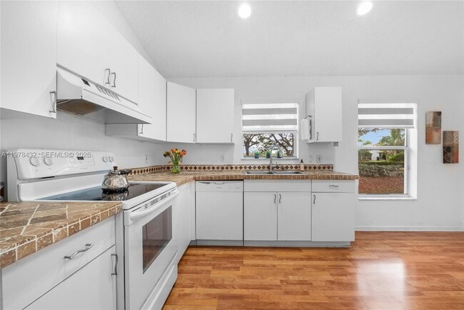 Building Photo - 2020 SE 5th Pl