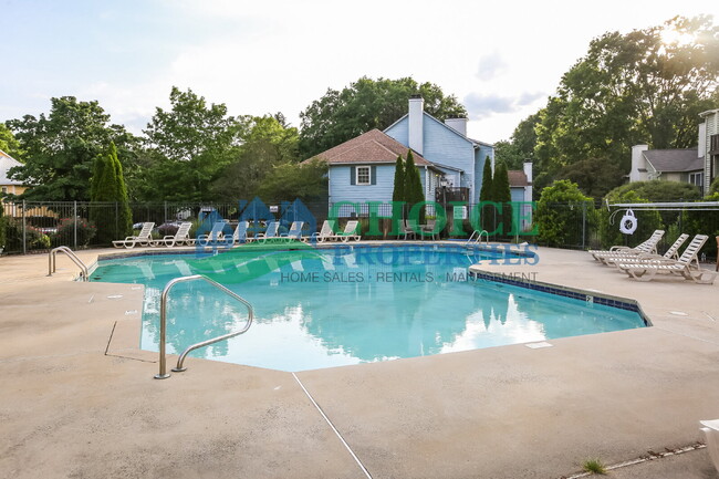 Building Photo - This cute as pie ground-floor condo is tuc...