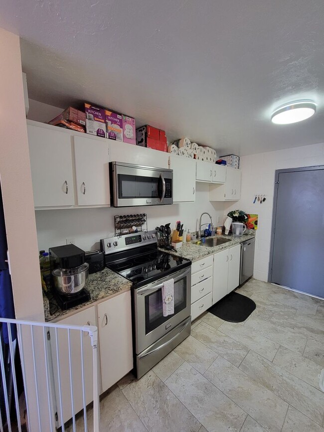 Building Photo - Studio Apartment - Available August 10th