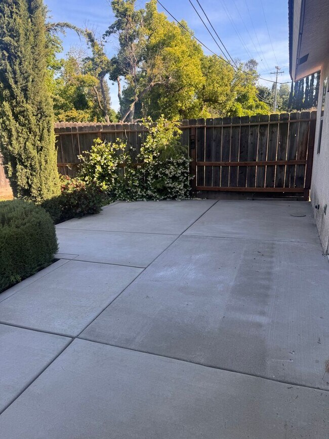 Building Photo - Charming 3 Bed/ 2 Bath Home. AVAILABLE NOW!!!!