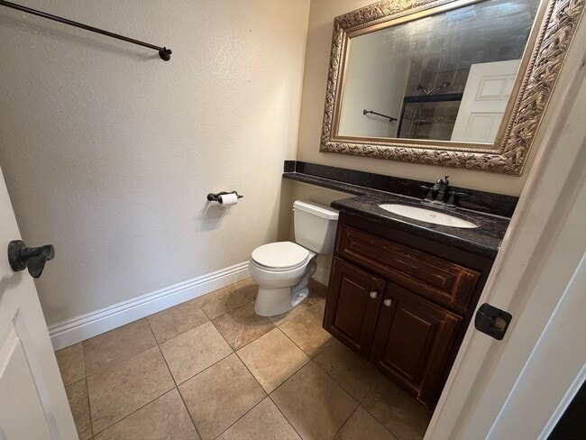 Building Photo - Spacious 2 Bedroom, 2.5 Bath Two-Story Townhome UTC