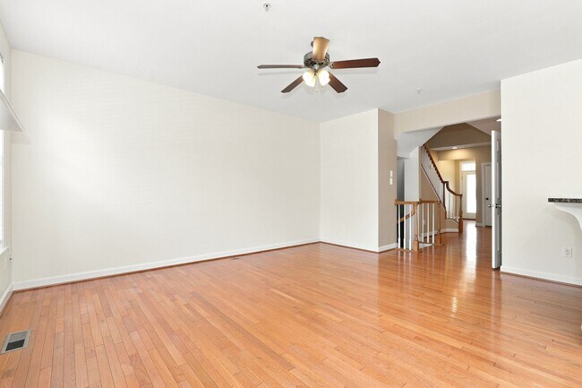 Building Photo - 346 Village Way