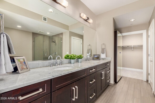 Building Photo - 4803 N Woodmere Fairway