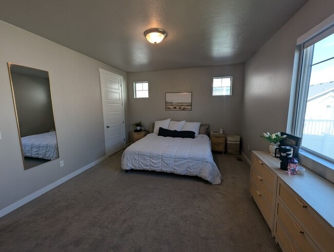 Building Photo - Lovely, spacious, newly built Lehi House!!