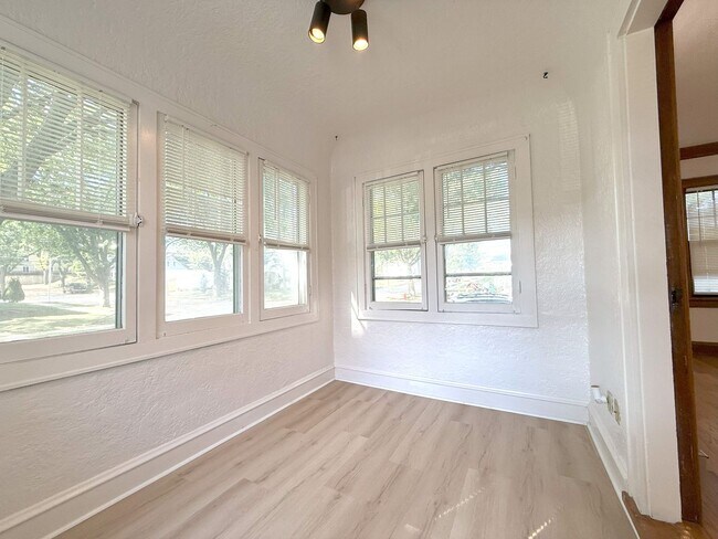 Building Photo - 3-bedroom single family in West Allis - Av...