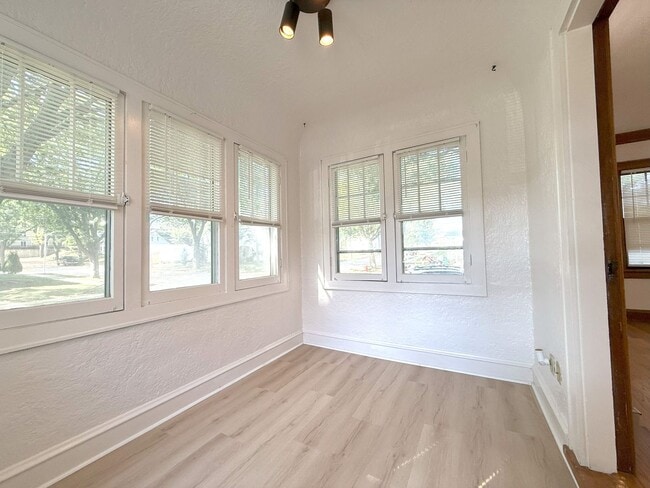 Building Photo - 3-bedroom single family in West Allis - Available now!