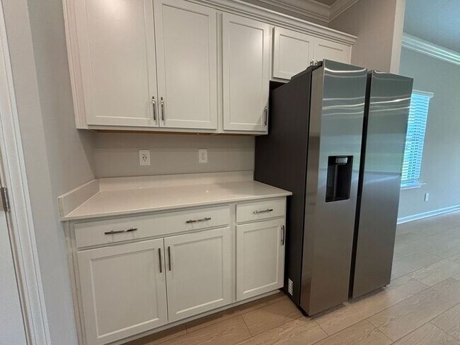 Building Photo - Look and lease in Athens