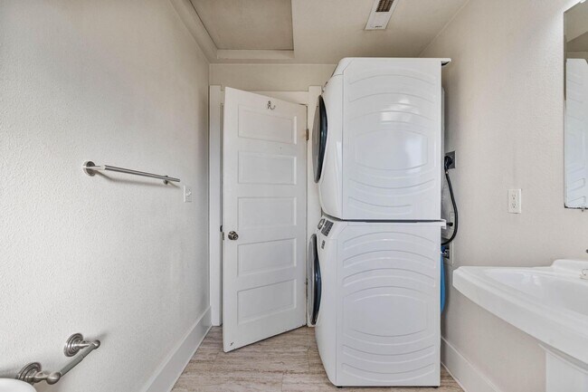 Building Photo - Charming, vintage 2-bdrm/1-bath upper in Richmond neighborhood. W/D, storage, off-street parking