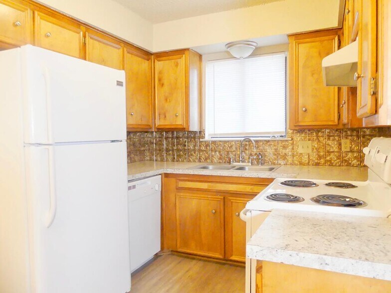 Building Photo - 1206 D NE Aspen