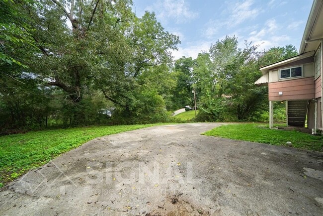 Building Photo - 1156 Skyline Dr