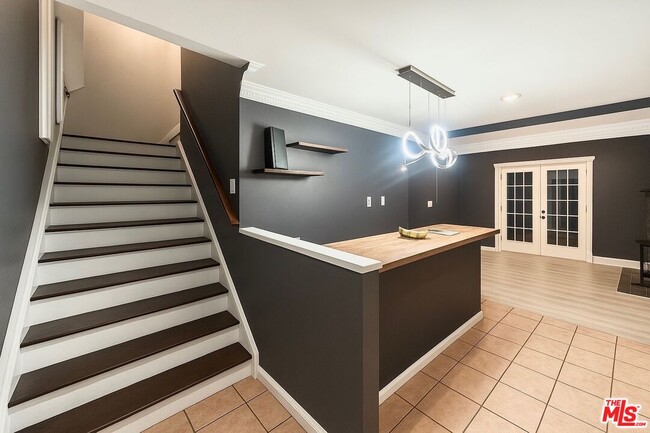 Building Photo - 6551 Franklin Ave