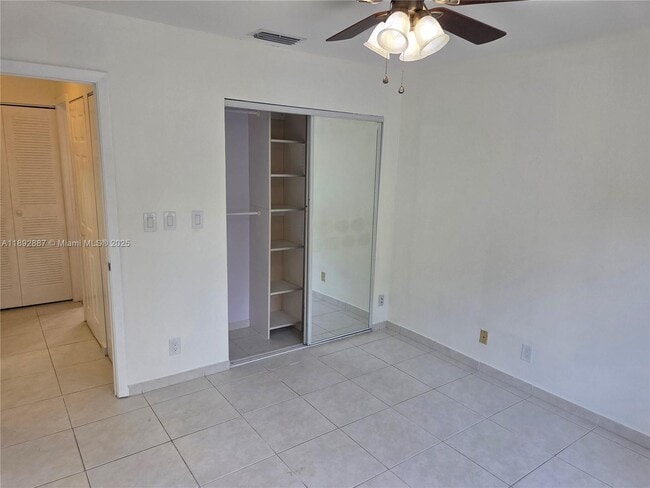 Building Photo - 460 Lakeview Dr
