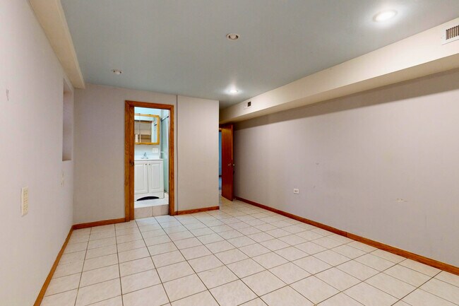 Building Photo - 4744 N Hermitage Ave