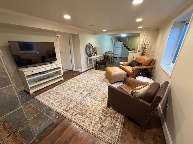 Building Photo - Newly remodeled and furnished 1 bedroom