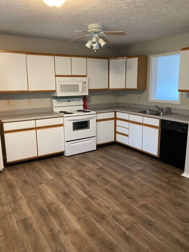 Building Photo - 3 Bedroom, 1.5 bath Home