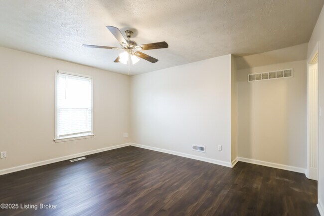 Building Photo - 3324 Rainview Cir