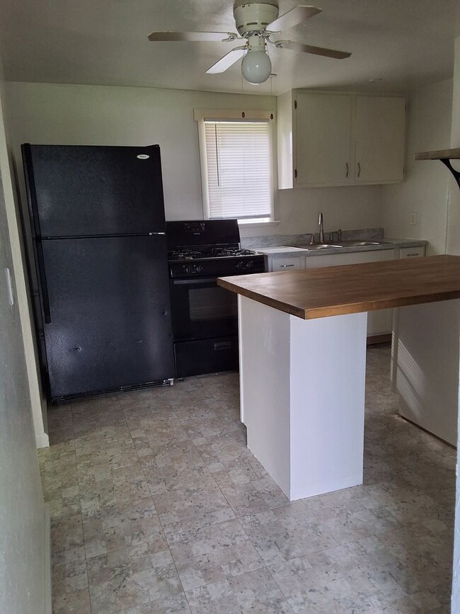 Building Photo - 1 Bedroom, 1 Bathroom House