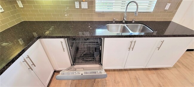 Building Photo - 2 Adelfa St