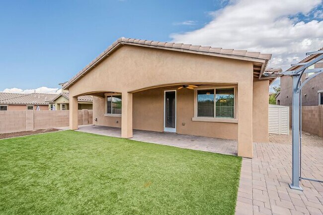 Building Photo - Modern 4 Bed Tucson Rental with Spacious K...