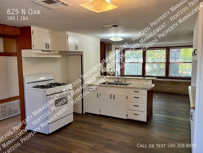 Building Photo - 825 N Oak-