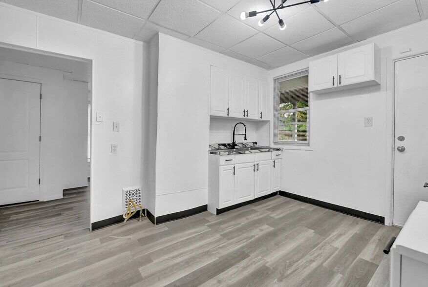 Building Photo - 1423 E 111th St