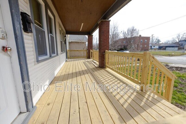 Building Photo - 618 Racine Ave