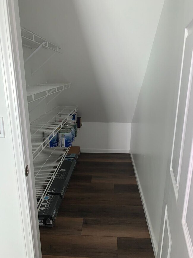 Building Photo - BEAUTIFUL 2 BED CONDO IN HEART OF LIVONIA