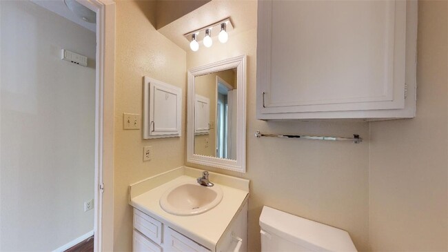 Building Photo - 305 Manuel Dr