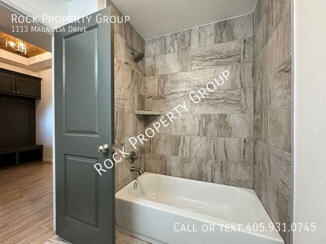 Building Photo - 1113 Magnolia Dr