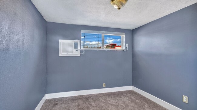 Building Photo - 912 S Armstrong Ave