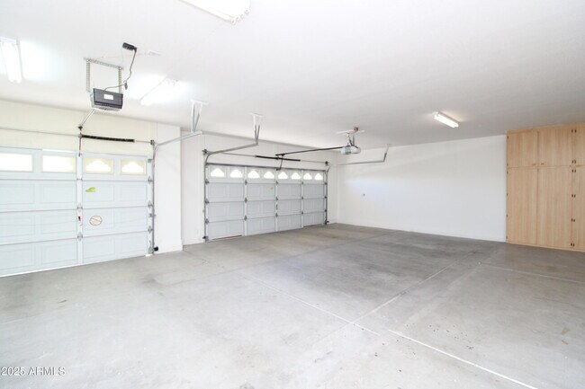 Building Photo - 902 E Desert Flower Ln