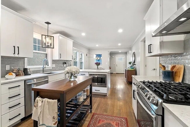 Building Photo - "Charming 1-Bedroom Haven in Boston's Vibrant Neighborhood!"