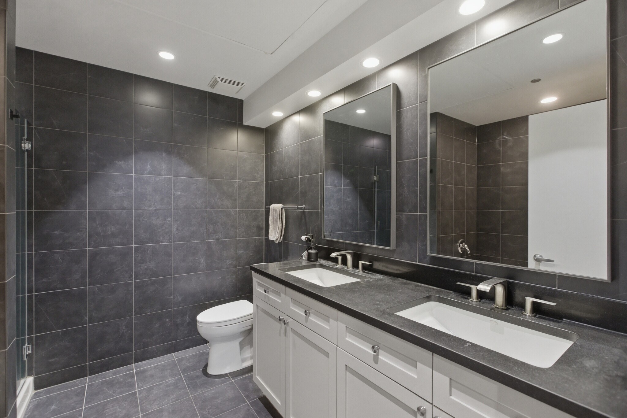 Building Photo - 900 N Kingsbury St