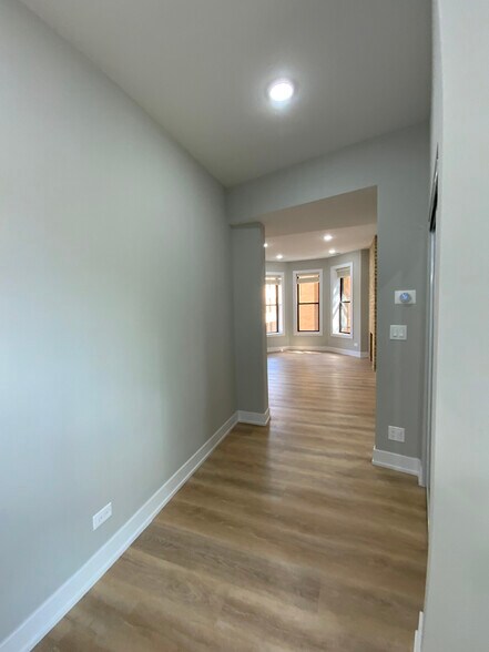 Building Photo - 423 W Belden Ave